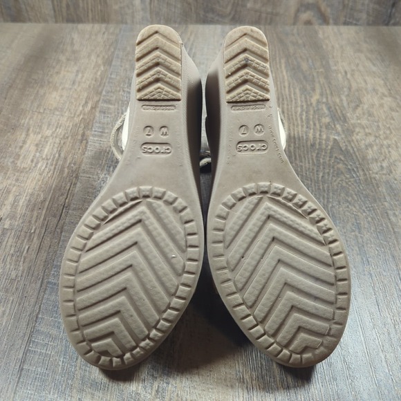Crocs Sandals Women's Size 7 Beige Leigh II Wedge Strapy Shoes Comfort - Picture 11 of 13